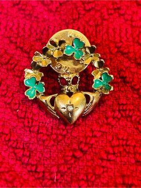 Avon Claddagh Clover Wreath Gold Tone Lapel Pin